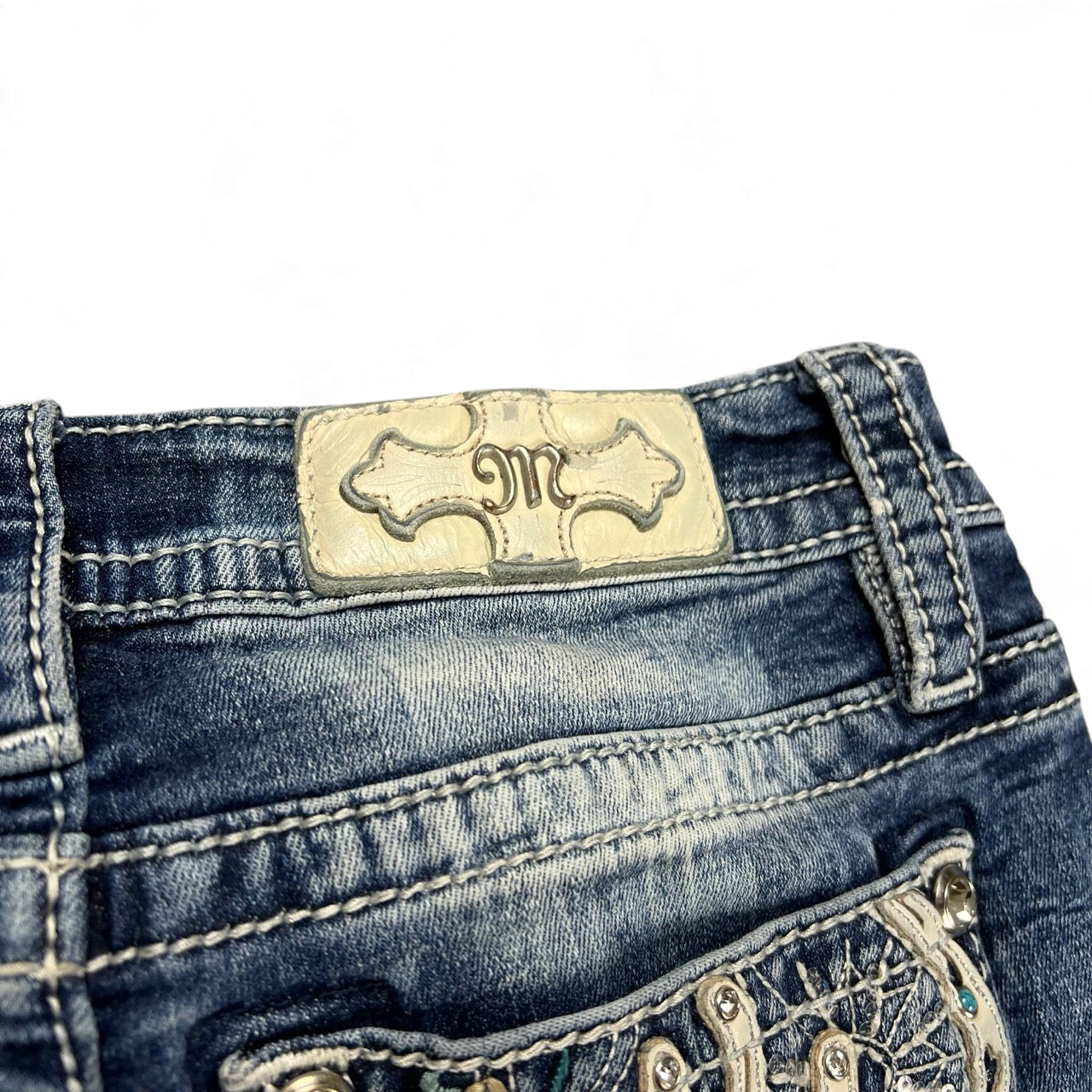 TWC Vintage Miss Me Bootcut Jeans mit Leder-Label und Ziernähten an der Gesäßtasche in Blau