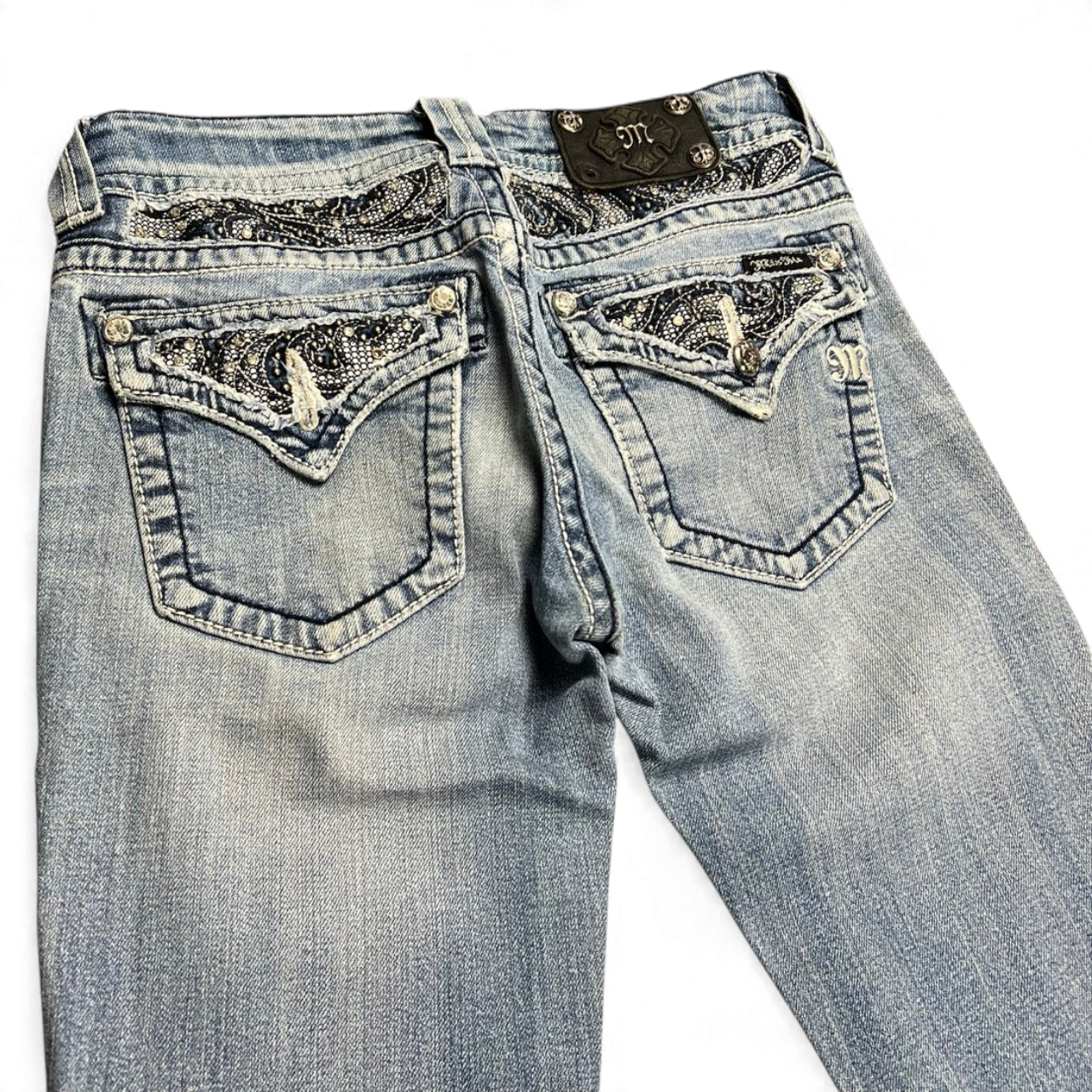 TWC Vintage Miss Me Bootcut Jeans in hellblauem Denim mit verzierten Gesäßtaschen und Strasssteinen