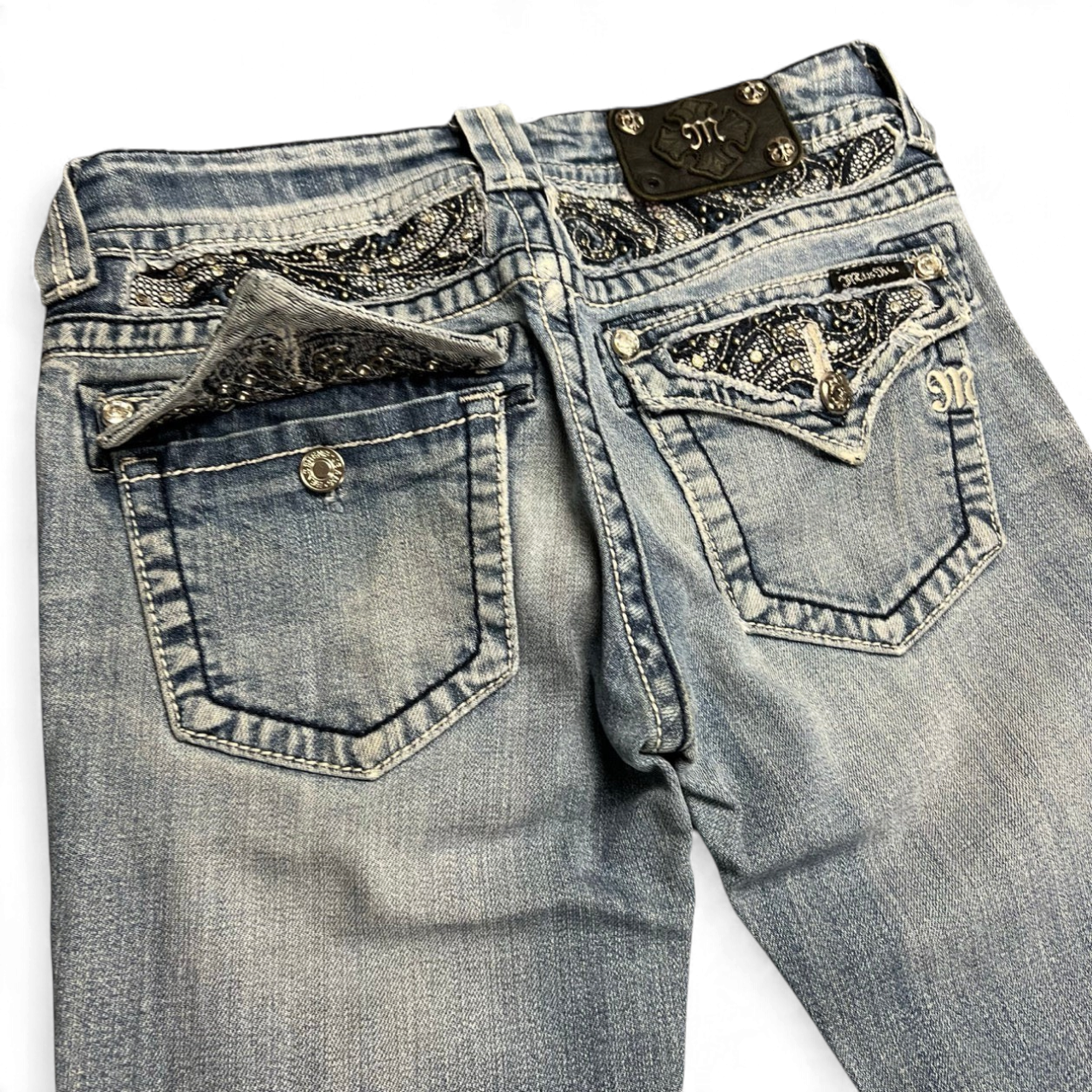 TWC Vintage Damen Miss Me Bootcut Jeans in Hellblau mit aufwendigen Stickereien und verzierten Gesäßtaschen