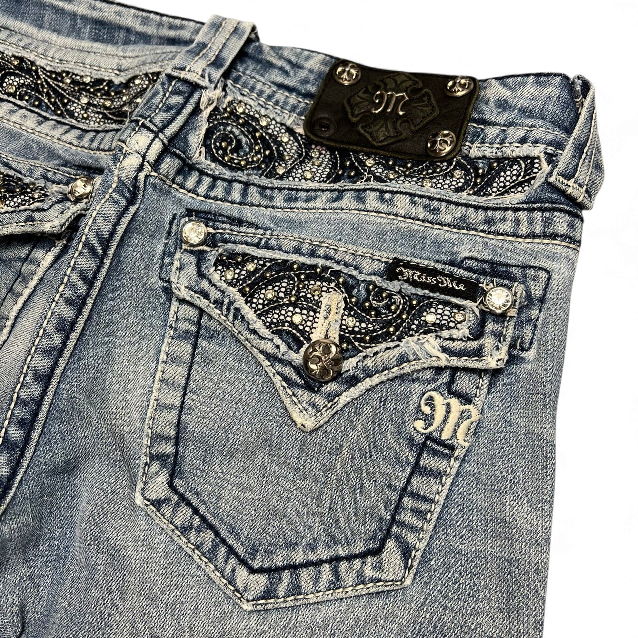 TWC Vintage Miss Me Bootcut Jeans mit aufwendig verzierten Gesäßtaschen, Strasssteinen und Stickereien in Blau