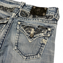 TWC Vintage Miss Me Bootcut Jeans mit aufwendig verzierten Gesäßtaschen, Strasssteinen und Stickereien in Blau