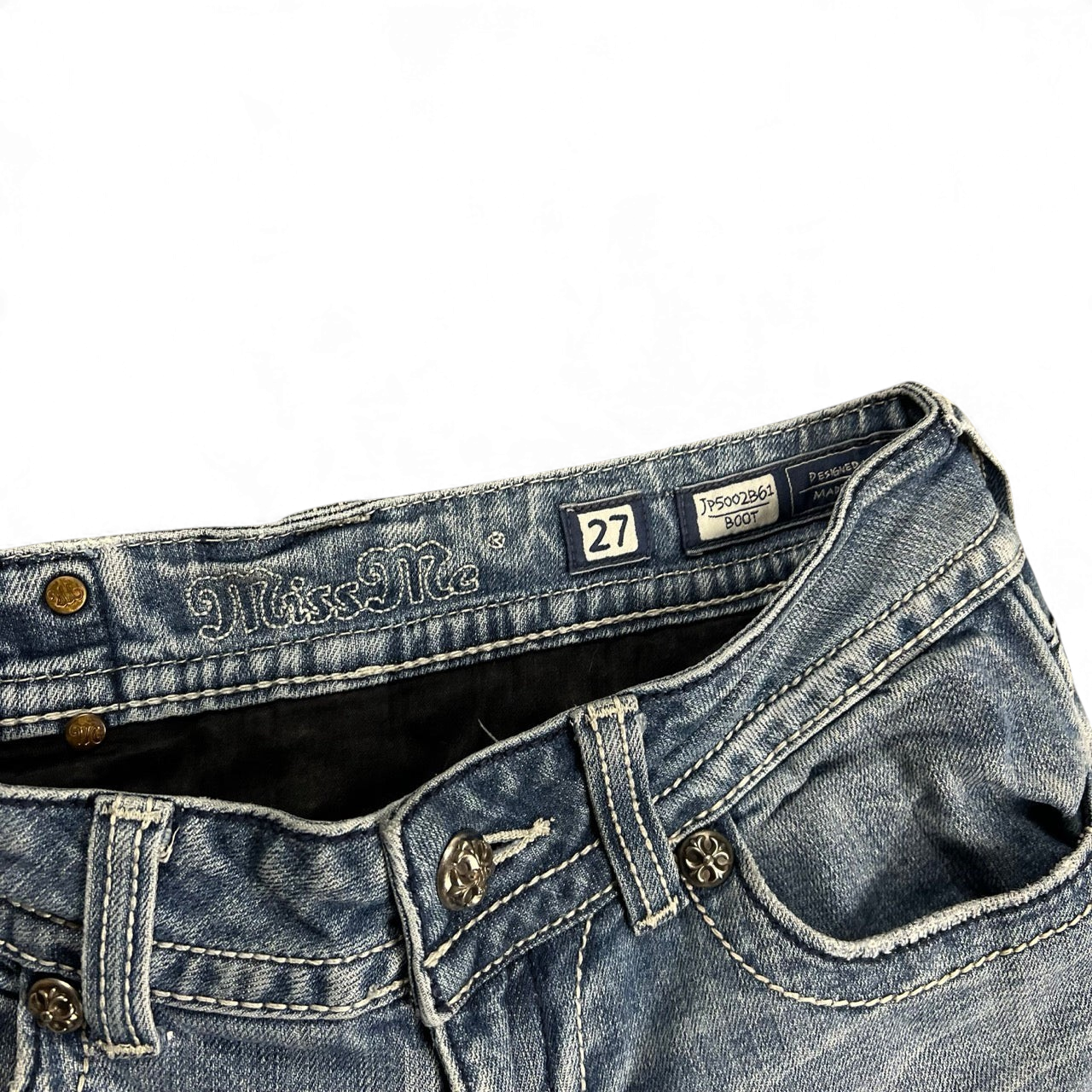 TWC Vintage Miss Me Damen Bootcut Jeans in verwaschenem Blau mit Logo-Stickerei und silbernen Nieten am Bund