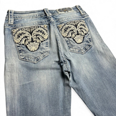 TWC Vintage Damen Miss Me Bootcut Jeans in Hellblau mit aufwendigen Stickereien auf den Gesäßtaschen