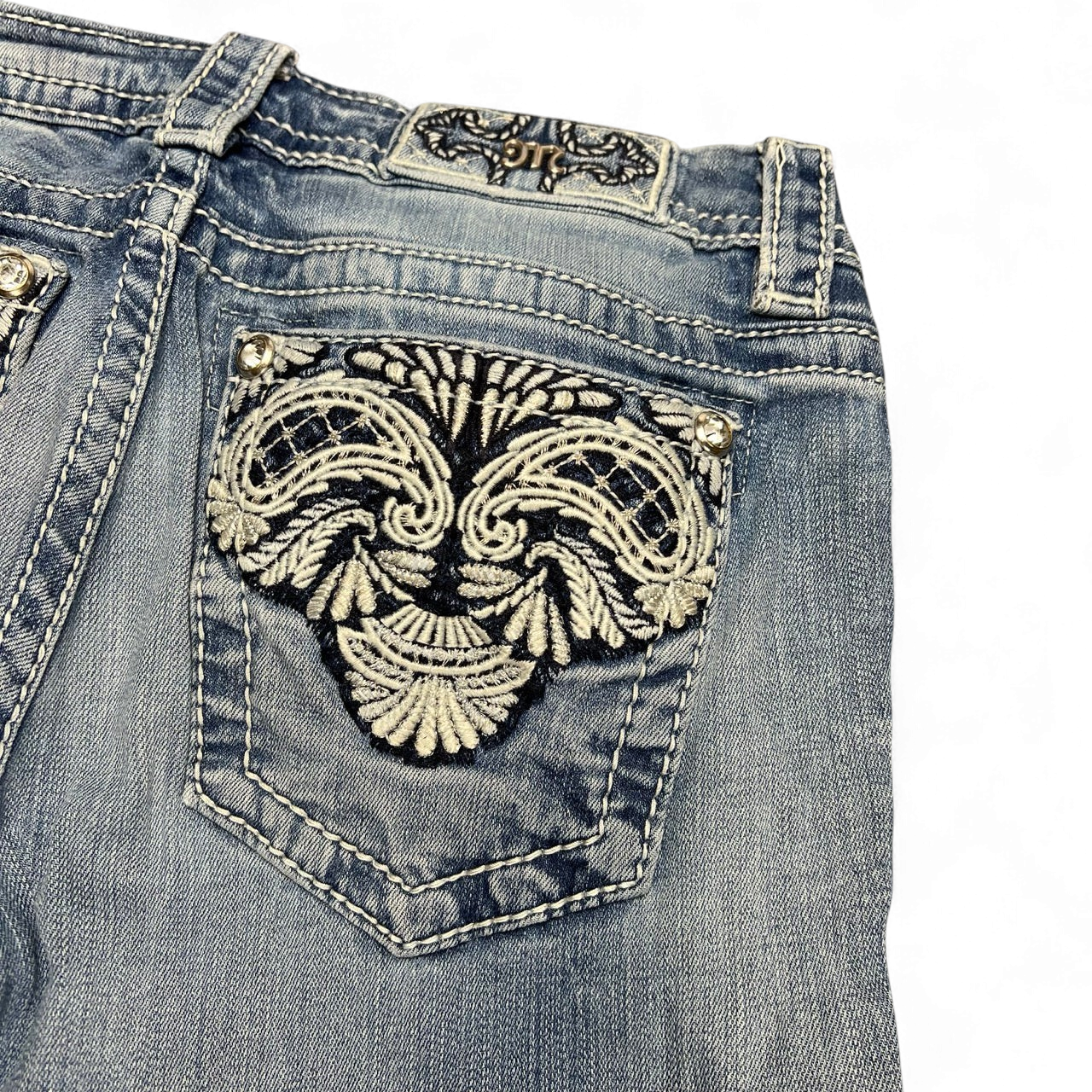 TWC Vintage Damen Miss Me Bootcut Jeans mit aufwendiger Stickerei und Strasssteinen auf der Gesäßtasche