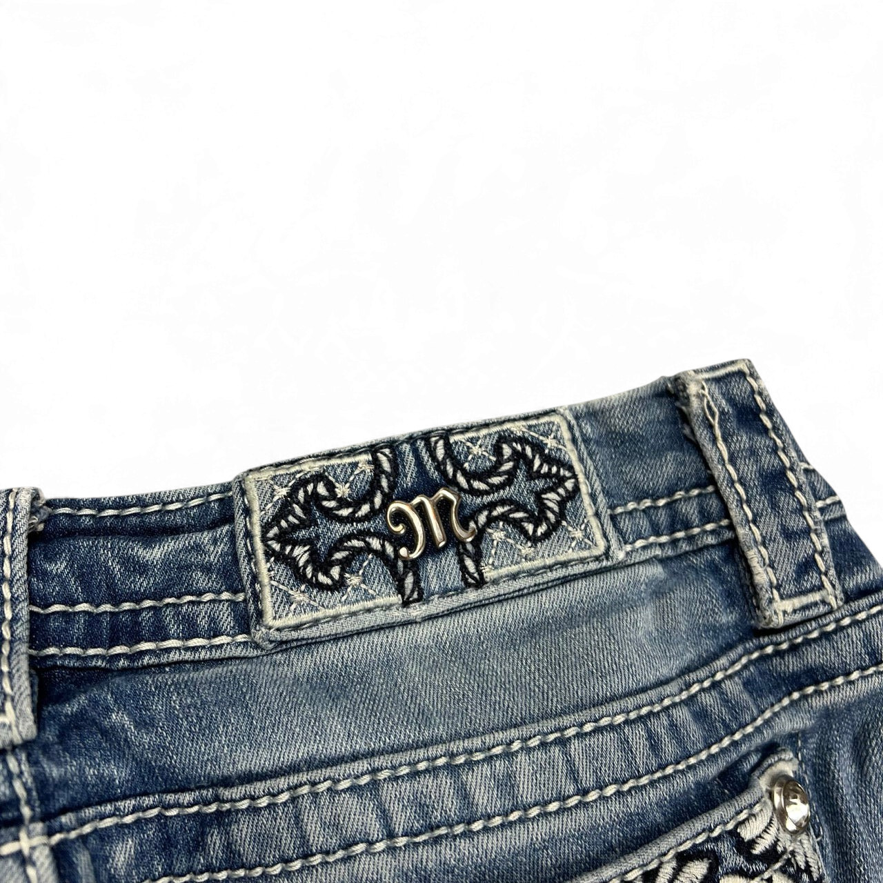 TWC Vintage Miss Me Bootcut Jeans aus blauem Denim mit aufwendigen Stickereien und Logo-Patch am Bund
