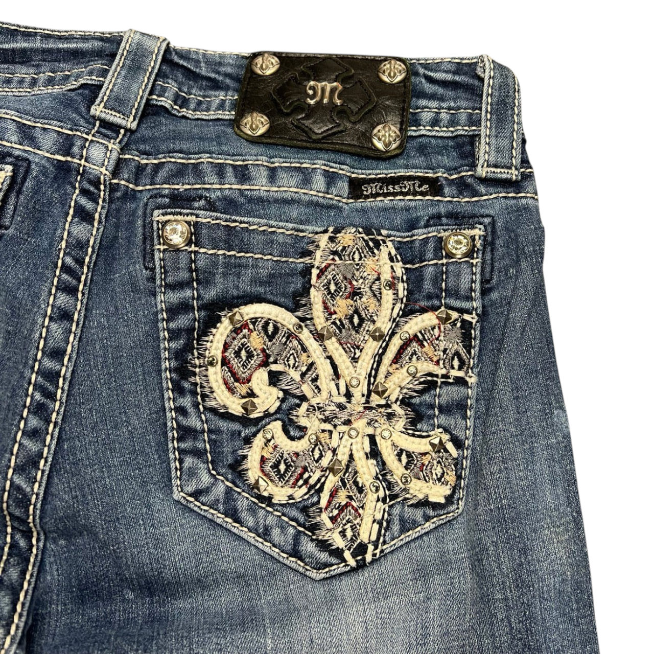 TWC Vintage Miss Me Bootcut Jeans mit aufwendiger Fleur-de-Lis Stickerei und Strasssteinen auf der Gesäßtasche