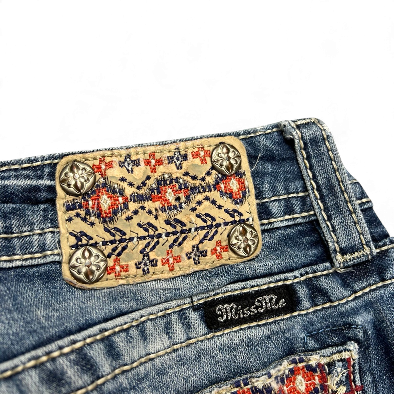 TWC Vintage Miss Me Damen Bootcut Jeans mit besticktem Leder-Label und verzierten Nieten in Blau