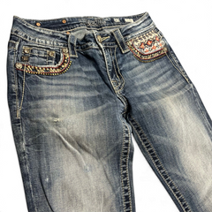TWC Vintage Damen Miss Me Bootcut Jeans in Blau mit aufwendigen Stickereien und Nieten an den Vordertaschen