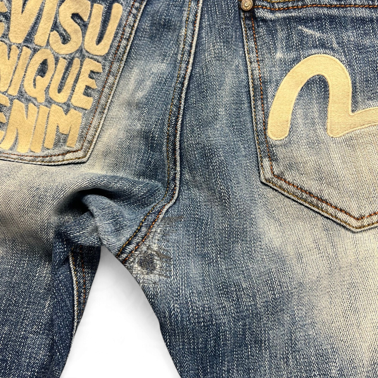 TWC Vintage Evisu Damen Slim Jeans mit hellblauer Waschung, Logo-Stickerei auf den Gesäßtaschen und Used-Look