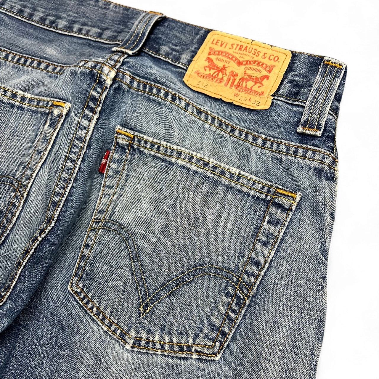 TWC Vintage Levi's 512 Jeans mit geradem Bein in verwaschenem Blau mit Distressed-Details und Leder-Patch