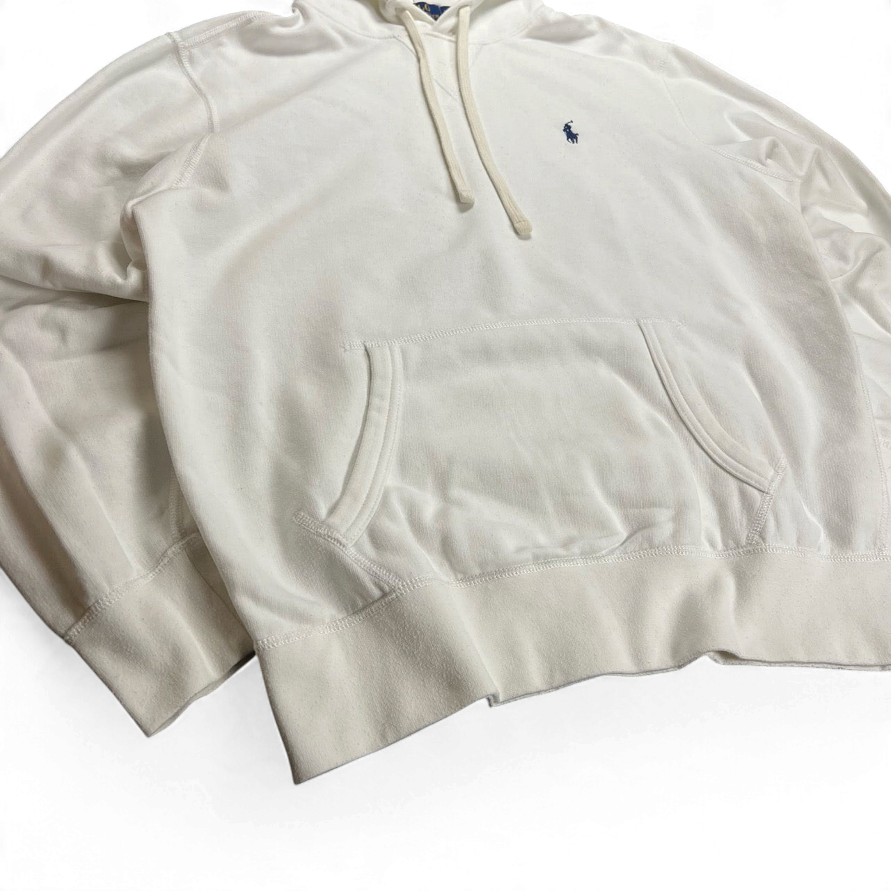 TWC Vintage weisser Ralph Lauren Kapuzenpullover mit Kängurutasche und kleinem blauem Logo-Stick auf der Brust