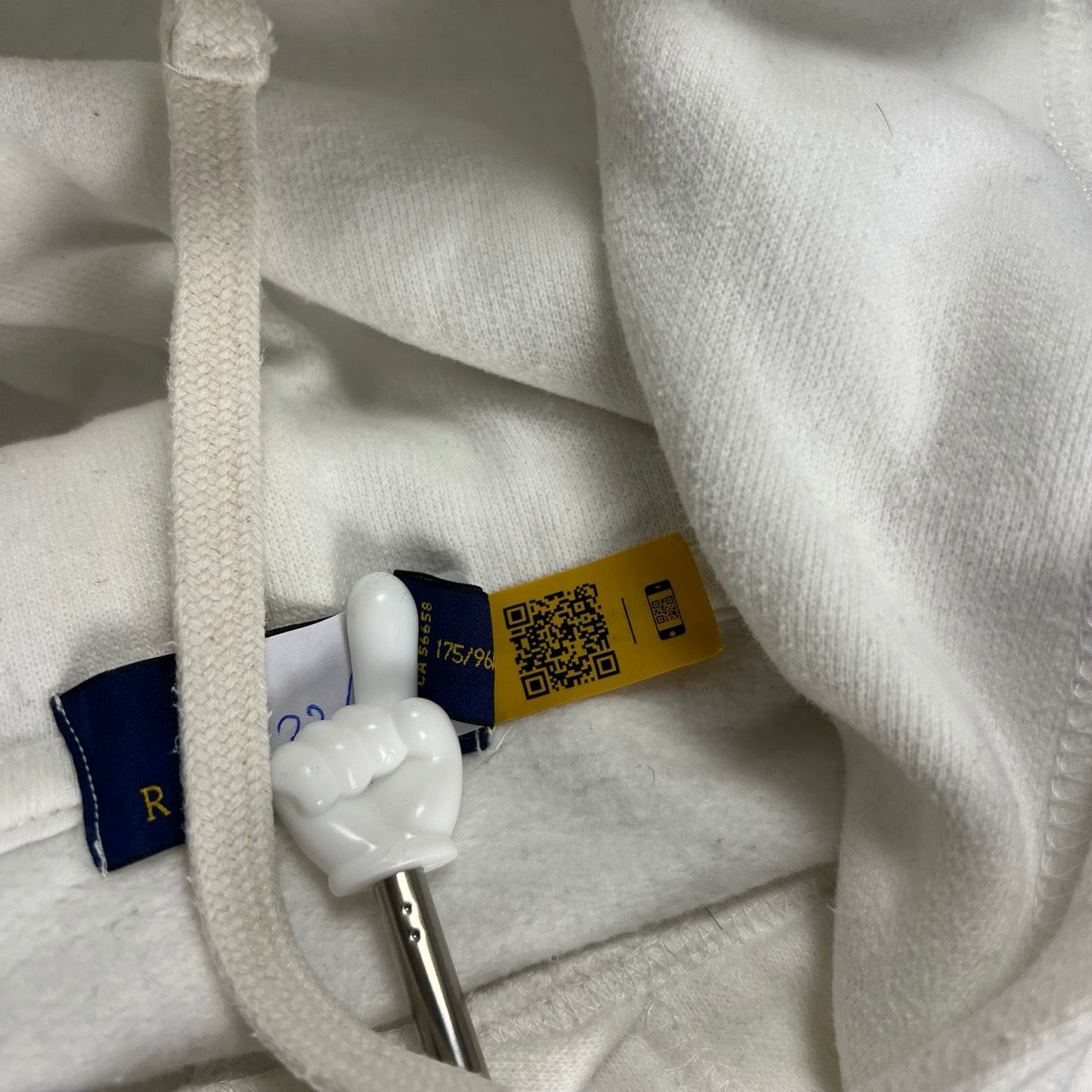 TWC Vintage Ralph Lauren Hoodie in Weiß mit Markenetikett und QR-Code-Authentifizierungsetikett am Kragen