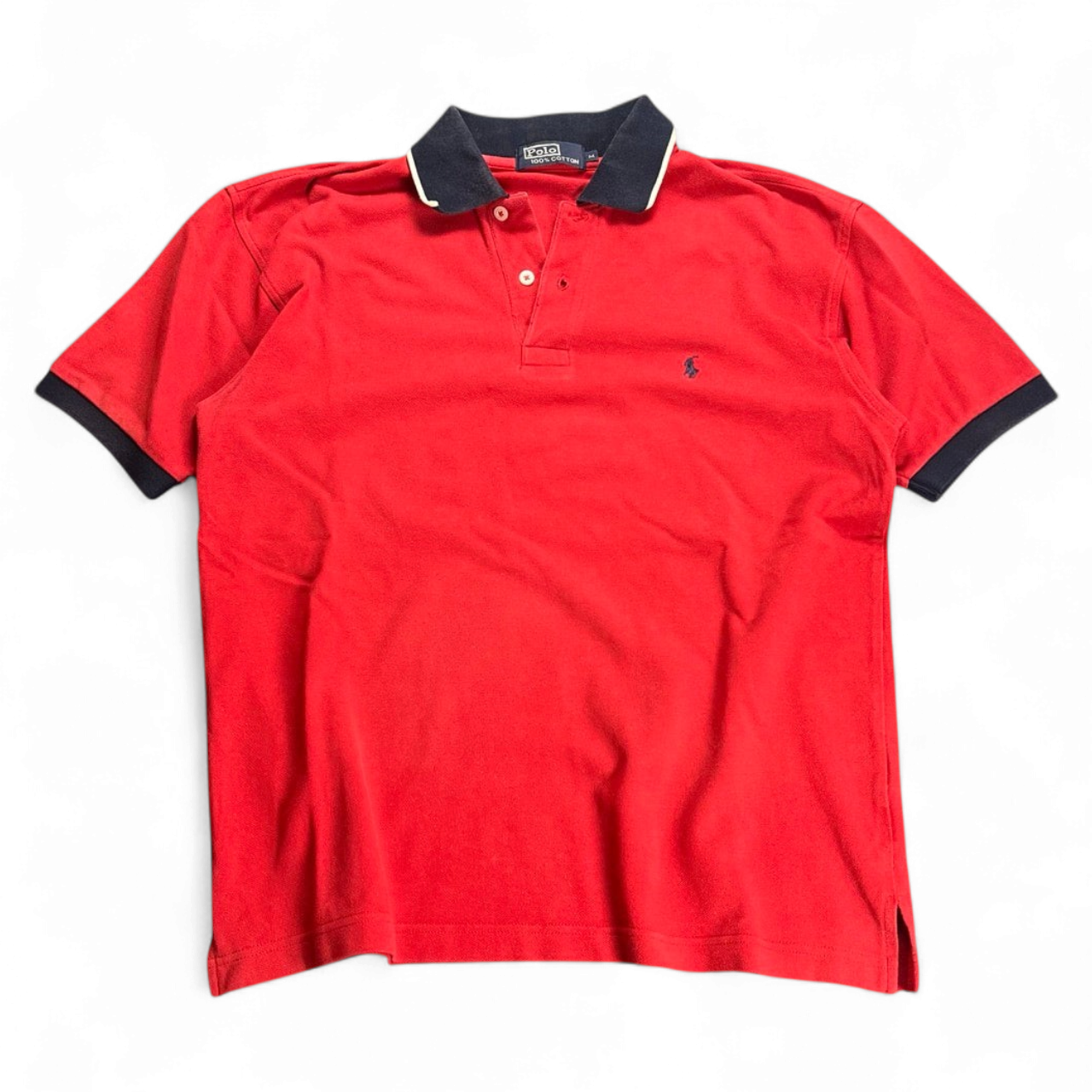 TWC Vintage Ralph Lauren Polo Shirt in Rot mit dunkelblauem Kragen und Ärmelbündchen, Vintage-Stil