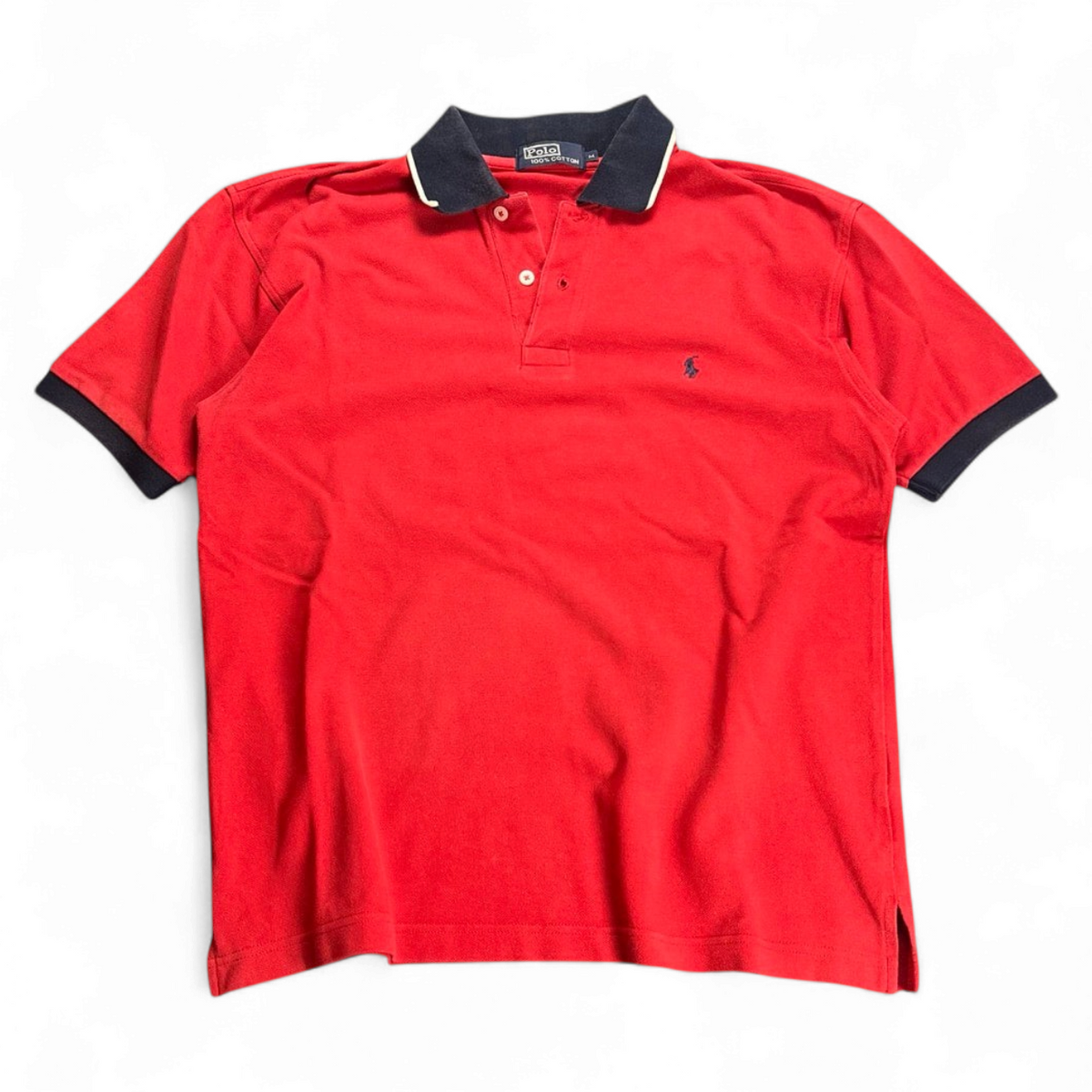 TWC Vintage Ralph Lauren Polo Shirt in Rot mit dunkelblauem Kragen und Ärmelbündchen, Vintage-Stil