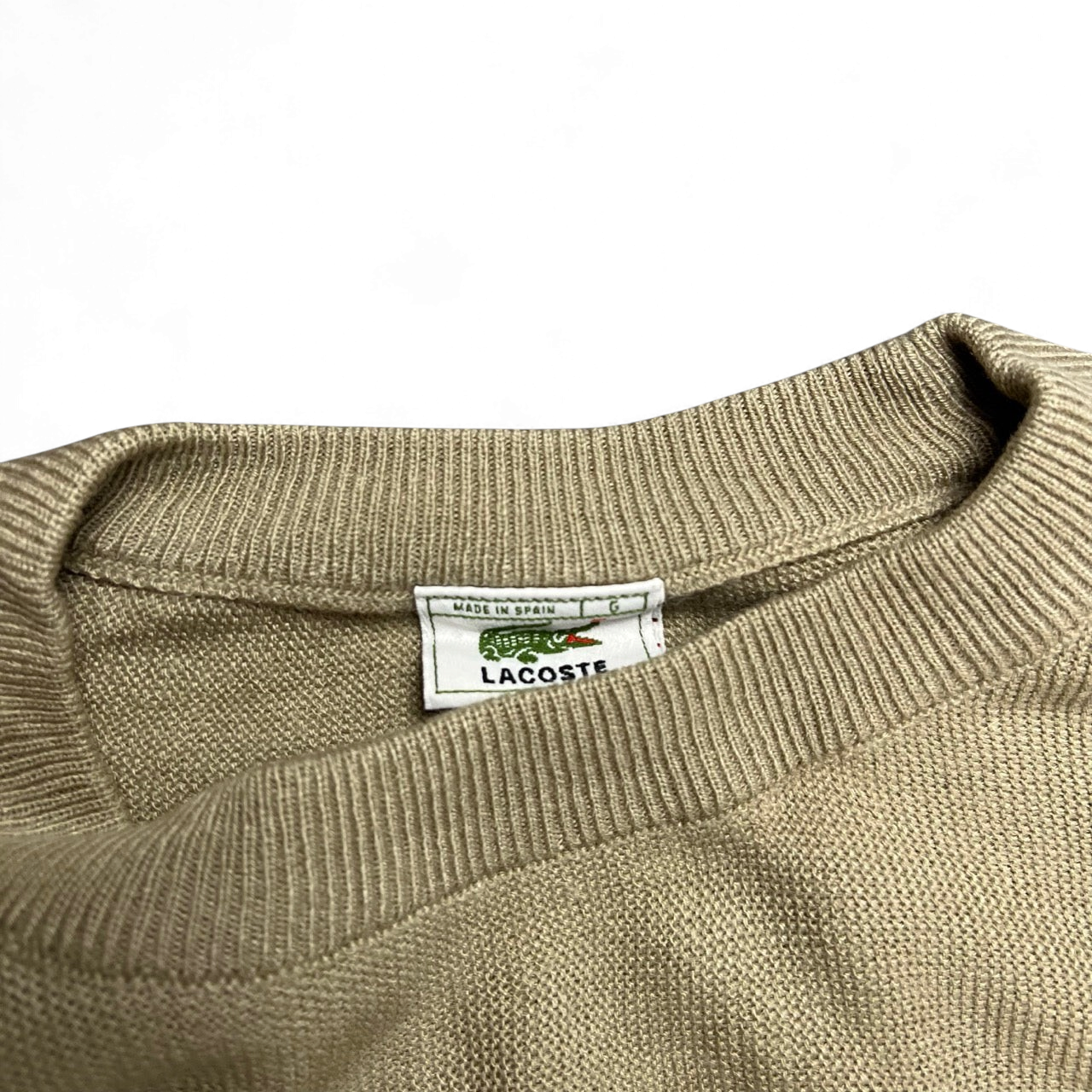 TWC Vintage beiger Lacoste Pullover mit klassischem Rundhalsausschnitt und Etikett Made in Spain