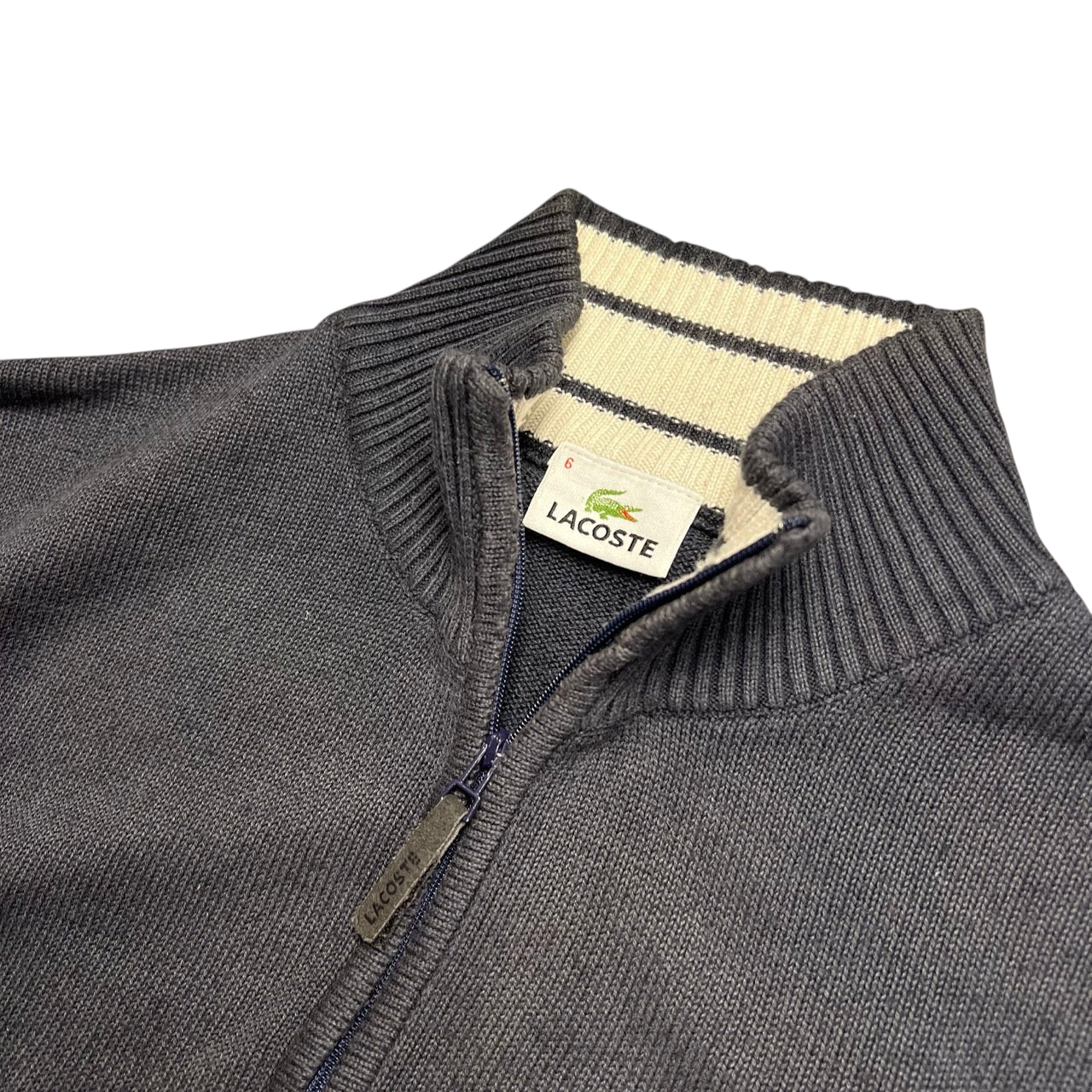 TWC Vintage Lacoste Strickpullover mit Reißverschluss, dunkelgrau mit gestreiftem Stehkragen und Logo-Label