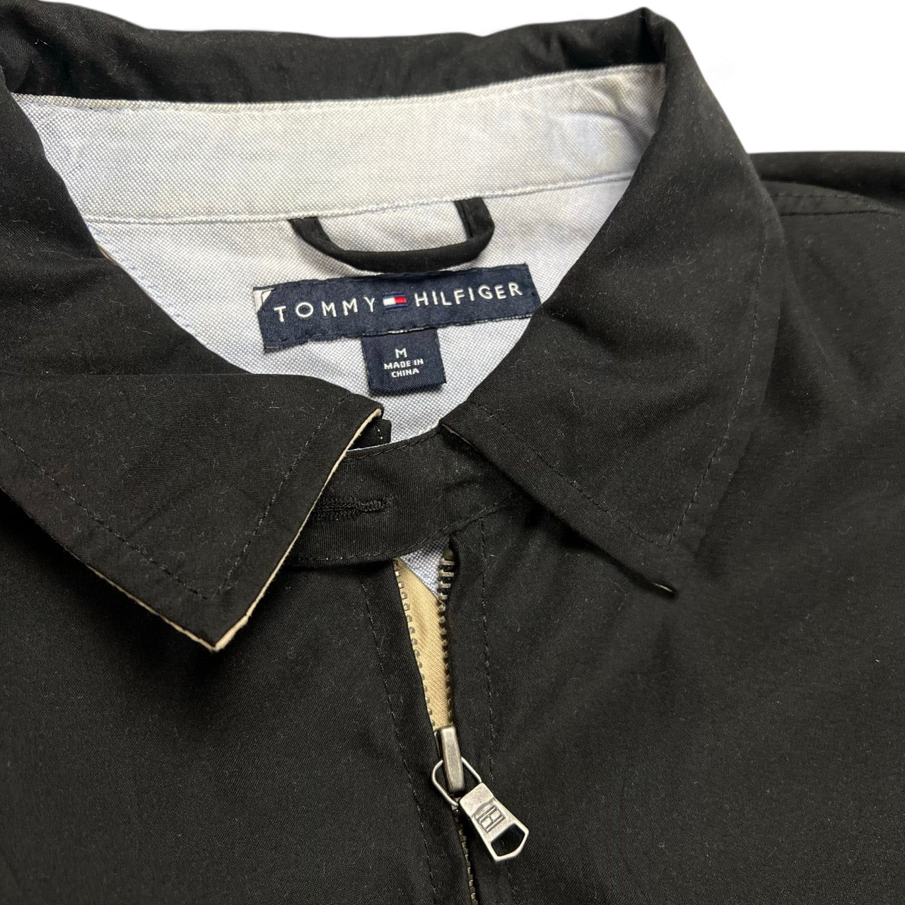 TWC Vintage Tommy Hilfiger Harrington Jacke in Schwarz mit Reißverschluss und Markenetikett am Kragen