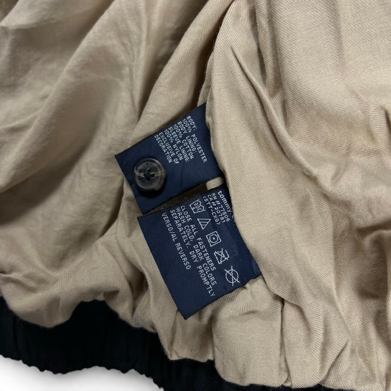 TWC Vintage Tommy Hilfiger Harrington Jacken Etikett mit Pflegehinweisen und Materialzusammensetzung