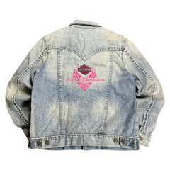TWC Vintage True Religion Denimjacke mit pinker Harley-Davidson Stickerei auf der Rückseite im Vintage-Look