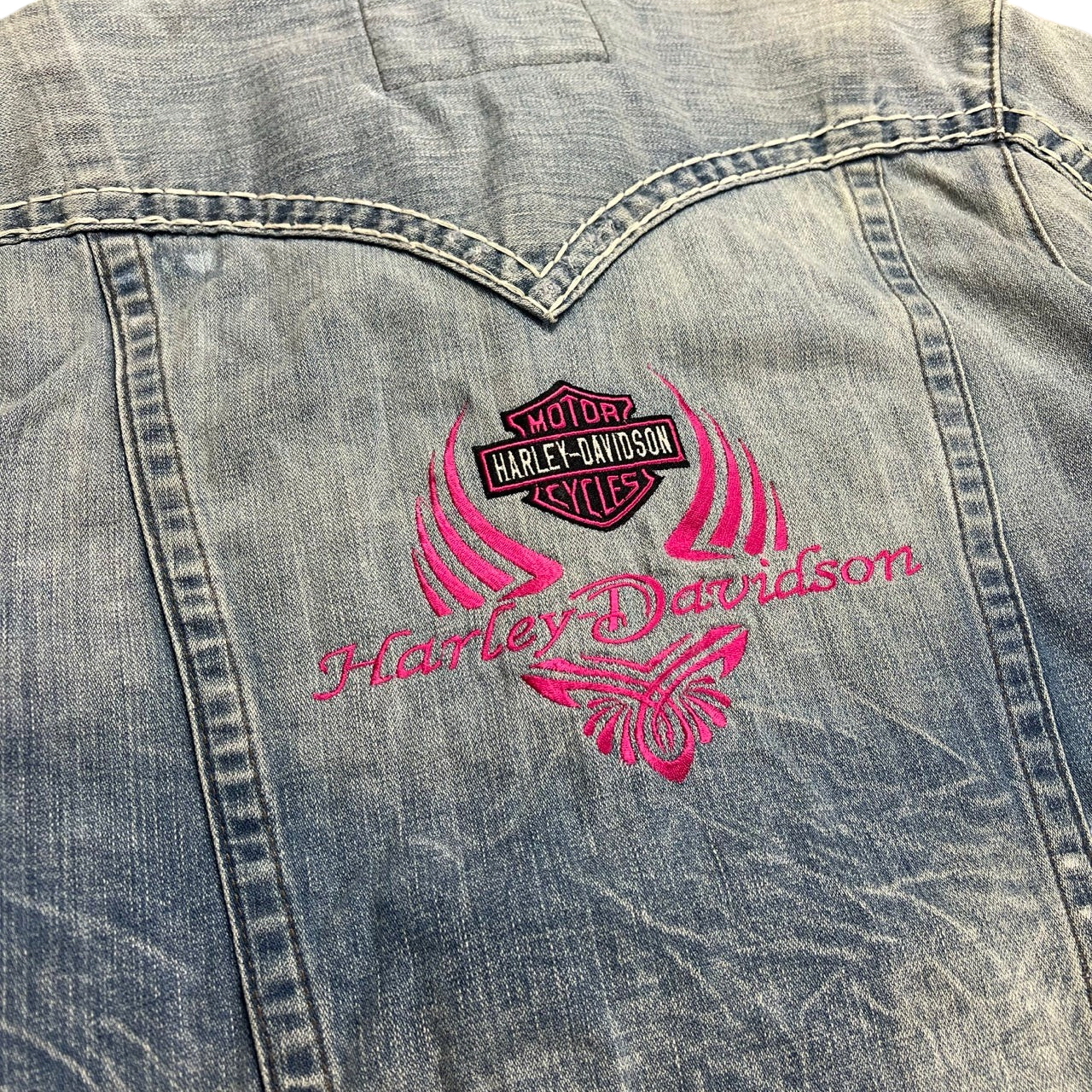 TWC Vintage True Religion Jeansjacke mit pinker Harley-Davidson Stickerei auf hellblauem Denim