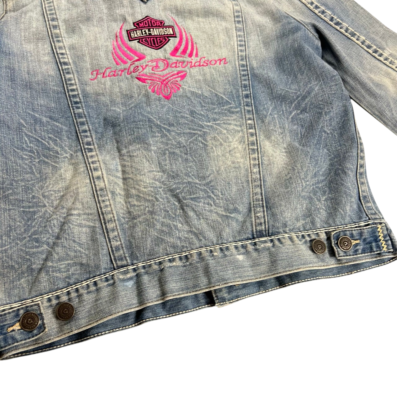TWC Vintage True Religion Jeansjacke mit Harley Davidson Stickerei auf der Rückseite in verwaschenem Blau